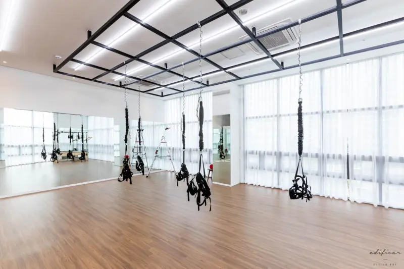 미니멀 화이트 플라잉요가 전문 스튜디오